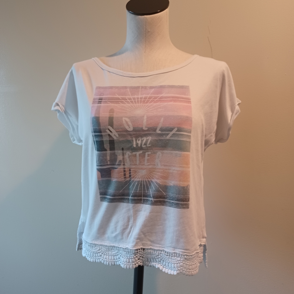 NWOT Hollister White Shirt with Graphic. & Knit Crochet Detail Size Sm